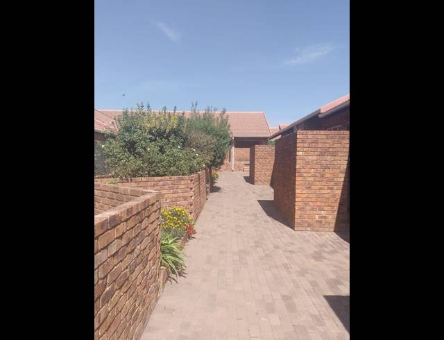 3 BEDROOM TOWNHOUSE FOR SALE IN DALPARK EXT 1